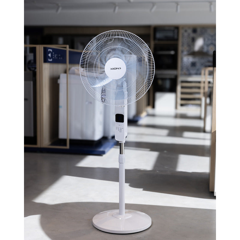 Ventilador De Pie Con Cotrol Slim Design Xion Xi-v180 Cantidad De Aspas 5 Estructura Blanco Aspas Celeste Diámetro 45 Cm
