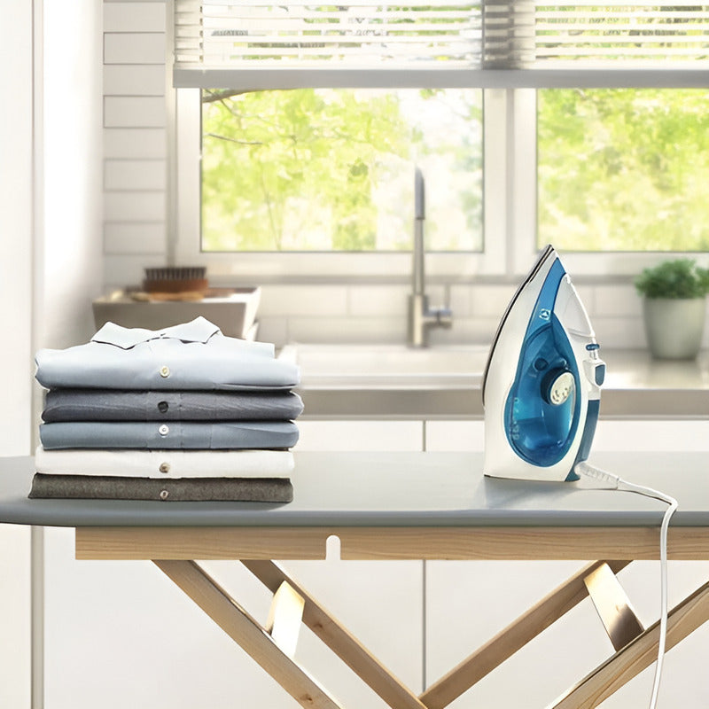 Plancha A Vapor Electrolux Steam Line Siv12 Color Azul