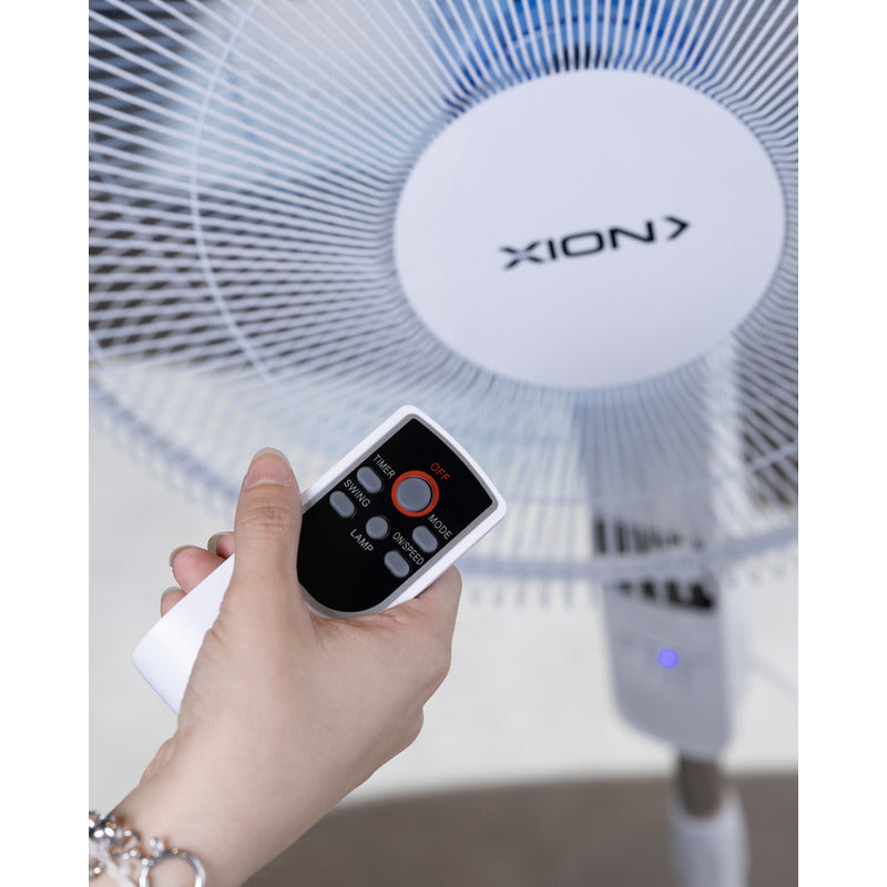 Ventilador De Pie Con Cotrol Slim Design Xion Xi-v180 Cantidad De Aspas 5 Estructura Blanco Aspas Celeste Diámetro 45 Cm