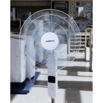 Ventilador De Pie Con Cotrol Slim Design Xion Xi-v180 Cantidad De Aspas 5 Estructura Blanco Aspas Celeste Diámetro 45 Cm